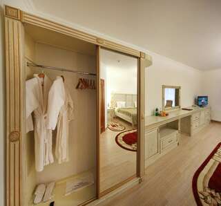 Отель ДиАнна Сходница Улучшенный номер с кроватью размера «queen-size»-2